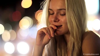 Стройная тинейджерка Карисса Даймонд дрочит киску