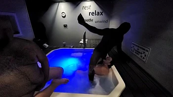 Cocu humilié dans le jacuzzi avec une MILF à grosse queue