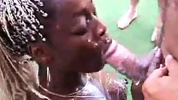 Ebony sexy suce et se fait baiser en levrette