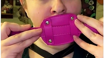 Brune BBW s’entraîne avec 4 énormes godemichés