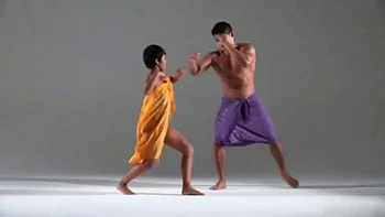 Сексуальная блондинка-любительница делает минет руками