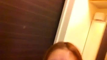 Amateur hace felación y folla a cuatro y misionero