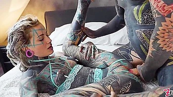 Blonde mit Tattoo: Anal, Gaping und Arsch-zu-Mund