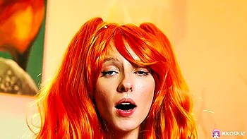 Stella Bliss se masturba sola con medias