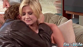 Ля Пинк трахается, пока муж смотрит на её похотливую жажду члена