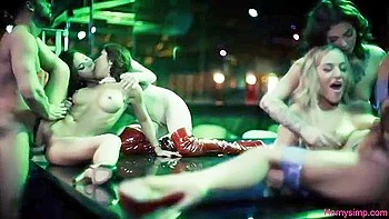 MILF rubia tetona menea culo en salvaje orgía grupal