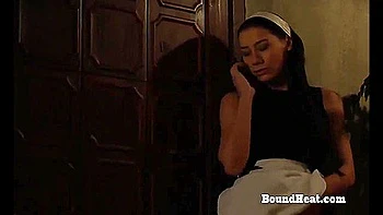 Блондинка-доминатрикс лижет киску девушке