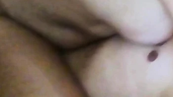 Amatrice brune aux gros seins naturels chevauche fort