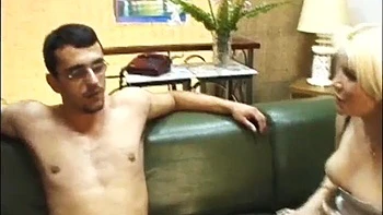 Rubia caliente gimiendo y eyaculando en coño y saliva