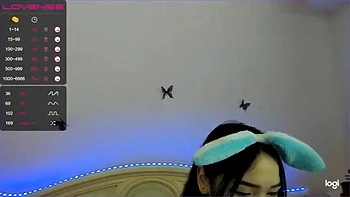 Jeune asiatique amateur se masturbe seule