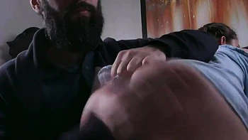 Adolescente gostosa monta e chupa o pau grande do padrasto