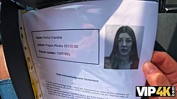 Брюнетка с большой грудью изменяет из-за долгов в сексе в машине