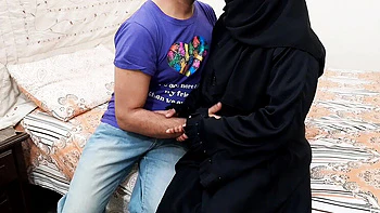 Desi Junge lädt muslimische Freundin ein zum geheimen Hotel-Sex mit Creampie und Blasen