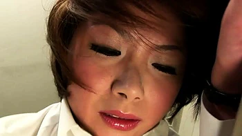 Manager japonaise sexy suce son jouet en bas