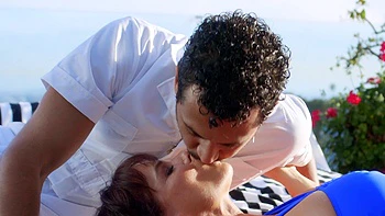 Brünette mit langen Haaren im Bikini fickt draußen einen großen schwarzen Schwanz