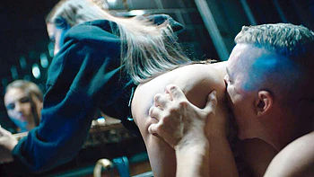 Morena congelada no tempo para foda livre do dono