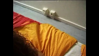 Pequeña zorra morena recibe polla dura en casting amateur