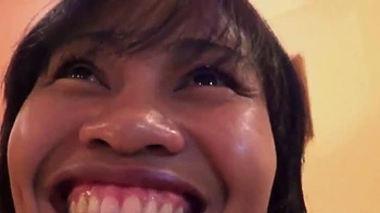 Thailändische Amateur-MILF fickt mit tiefem Schlucken