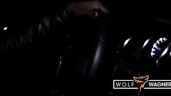 Зейна жестко трахается в грязной машине