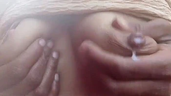 Sonam Bhabhi massageia peitos grandes e engole no boquete blowbang