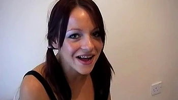 Adolescente traga profundo, mamada amateur y se masturba