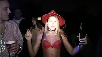 Adolescente puta cachonda follada perrito en POV universitario