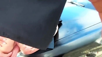 Skylar Snow wird outdoor im Fetisch-Uniform gefickt