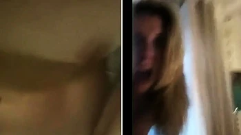 Geile Blondine Emma Jane masturbiert mit Dildo unter der Dusche