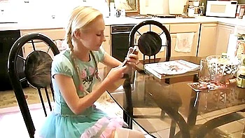 Padrastro folla a rubia adolescente en San Valentín