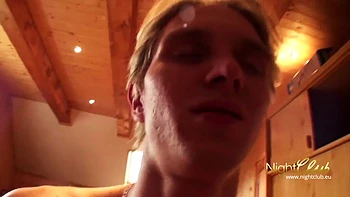 Rubia tetona chupando y follando a cuatro