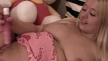 Pummelige Teen masturbiert mit Toys - Amateurspaß
