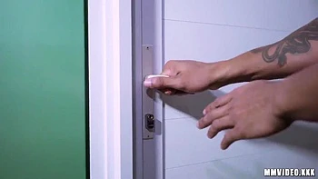 Morena brasileña monta en doggy y misionero