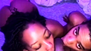 Belle Ebony Nicky baise avec gros BBC en trio