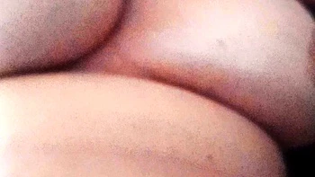 Estranho fode minha buceta peluda e molhada com os dedos e filma