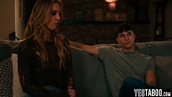 Stiefbruder fickt Millie Morgans haarige, enge Muschi