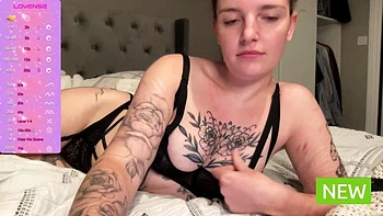 Jessielou 19: Große Titten, brünette Babe solo am Spielen