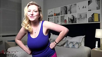 Blonde pulpeuse exhibe ses gros seins