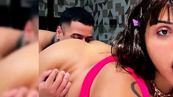 Dora brune teen suce et s’amuse fort