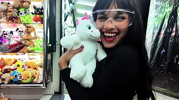 Lilith Baph ébène se masturbe avec ses jouets la nuit