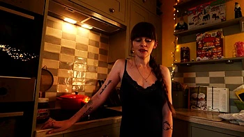 Sydney Harwin se caresse seins lactés