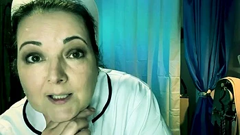 Grausame brünette Krankenschwester erwürgt reife Frau mit Mülltüte