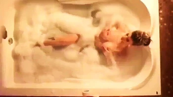 Loira peituda Maya se prepara para banho solo antes de dormir