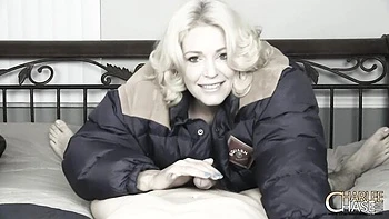 Milf Charlee lutscht Schwanz und bekommt großen Abspritzer