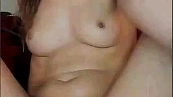 Brünette Amateurin fickt solo mit Toys und kleinen Titten