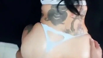 Масляная колумбийская попка лижется на четвереньках