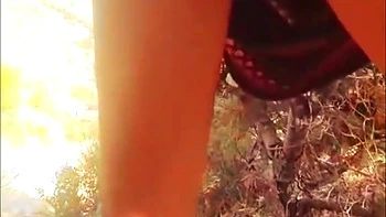 Fucking sauvage en plein air sur sol dur - Été indien