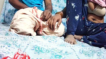 Индийская дасси бабхи и девар трахаются в комнате