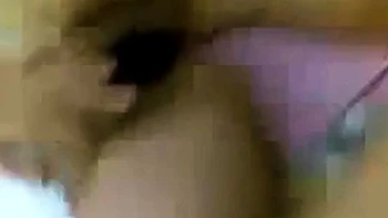 Chica indonesia chupa la polla como experta