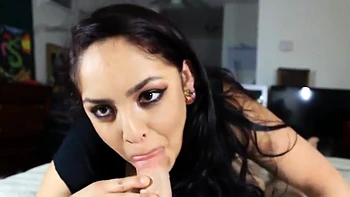 Daisy Dabs chupa pau, fuma e ignora a chamada do amigo