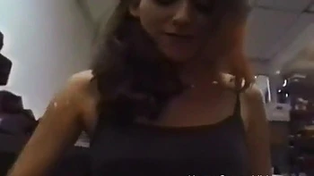 Milf brune réclame son collier de perles